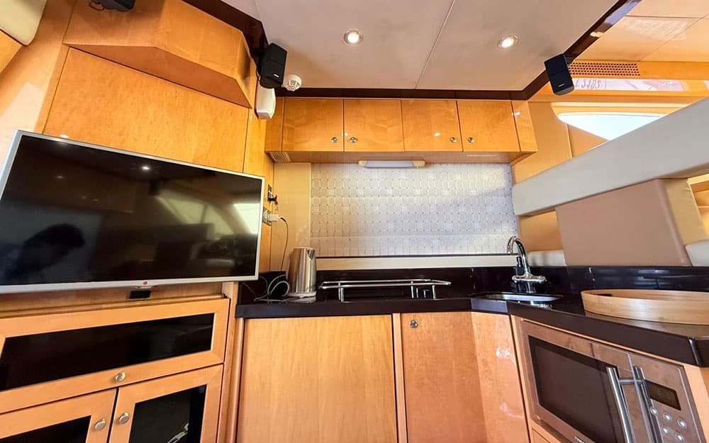 48FT Emerald Luxury Yacht - Image 7